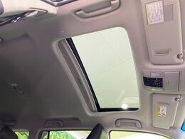 【サンルーフ】開放感たっぷりの希少装備、サンルーフが装着されています！車内に明かりを取り入れたり景色を楽しむ以外にも、車内の空気も簡単に換気できて快適です！