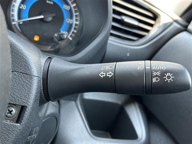 【オートワイパー（AUTO）】雨が降り出した時に、雨滴検出用センサー（レインセンサー）が雨滴を感知すると、自動でワイパーが動作します。