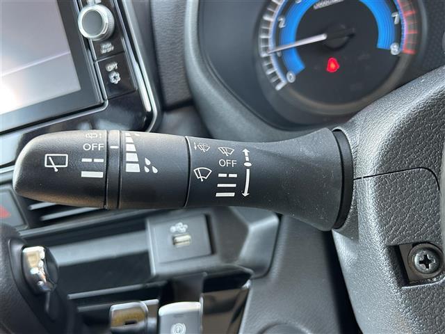 【オートワイパー（AUTO）】雨が降り出した時に、雨滴検出用センサー（レインセンサー）が雨滴を感知すると、自動でワイパーが動作します。
