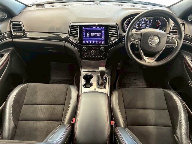 コックピット。車内もキレイで嫌な臭いもありません！ご納車後の臭いが付きにくくなる「空気触媒コーティング」もあります。