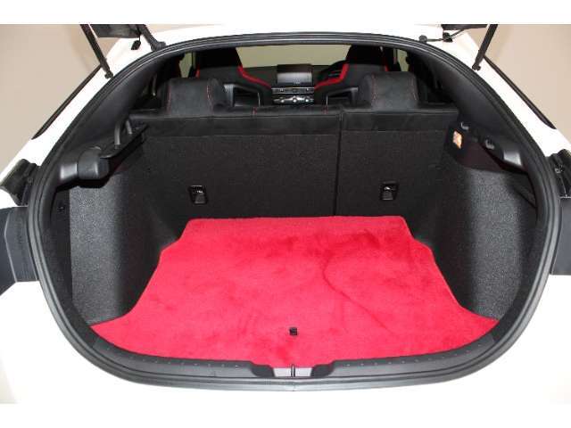 フル乗車でもしっかり荷物を収納できるラゲッジスペースです。普段の買い物でしっかりと積める十分な荷室スペースを確保しています。