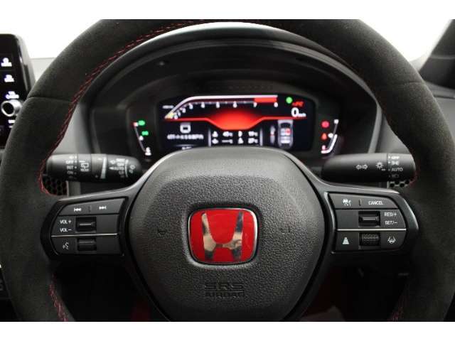 ハンドル左側にはオーディオ操作が出来るオーディオリモートコントロールスイッチ、右側にはHondaSENSINGとオートクルーズスイッチを装備！長距離運転や高速道路の運転では大活躍です！