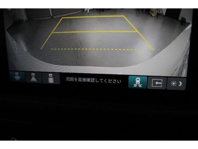 バックをするとき自動でリアの様子が映る『リアカメラ』付き！ナビ画面で確認しながらバックができ、ガイドラインで距離感がつかめるので後ろの壁も安心ですね。でも、周りへの目視も忘れないでくださいね！
