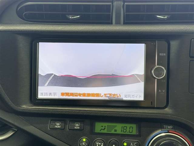 【バックガイドモニター】車両後方の映像をナビ画面に表示し、駐車などの後退操作をサポートします。