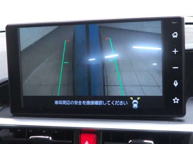 ミラー下のカメラで死角をなくします。