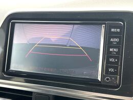 【バックカメラ】駐車時に後方がリアルタイム映像で確認できます。大型商業施設や立体駐車場での駐車時や、夜間のバック時に大活躍！運転スキルに関わらず、今や必須となった装備のひとつです！