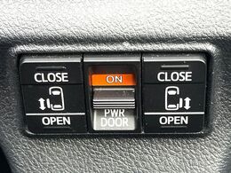【両側パワースライドドア】スマートキーや運転席のスイッチで後席両側スライドドアの開閉が可能♪電動だから力を入れてドアを開ける必要が無く、小さなお子様でも簡単に開け閉めでき快適です♪