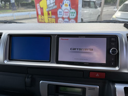 フロントダブルモニターです。ナビを映しながら左のモニターでフルセグテレビやDVDの視聴が可能です（著作権の関係で映像は撮影無しですがしっかり映ります）。