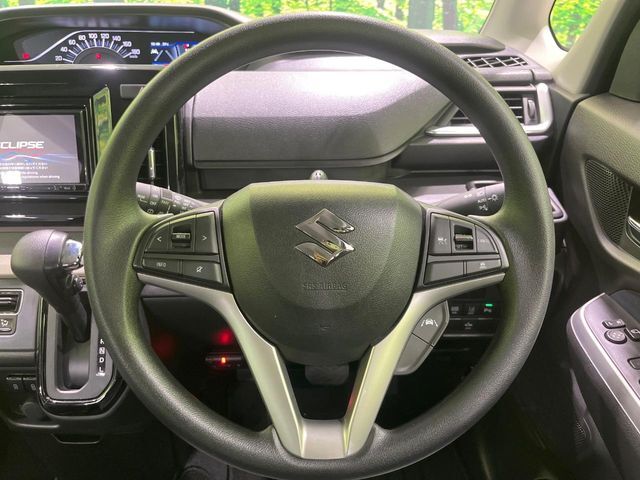 インテリアに合わせたデザインのステアリングは、運転される方のことも考え、運転しやすい形状、大きさです。是非一度、実際に触ってお確かめください。