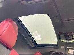 【サンルーフ】開放感たっぷりの希少装備、サンルーフが装着されています！車内に明かりを取り入れたり景色を楽しむ以外にも、車内の空気も簡単に換気できて快適です！