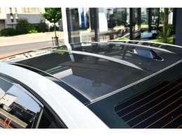 標準装備のカーボンルーフ