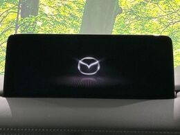 【10.25インチマツダコネクト】車内の雰囲気にマッチした大型ディスプレイ。スマホ接続でのナビ使用やBluetooth再生等、様々な機能が楽しめます。直感的なダイヤル操作が可能で、使い勝手も良好です。