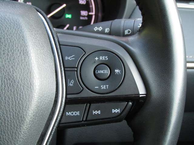 【追従型クルーズコントロール】光学レーダーやビデオカメラを使って前車の動きをチェックして、車間距離を適切に保って一定のスピードをキープするシステム。代表例）アイサイト・レーダークルーズコントロール