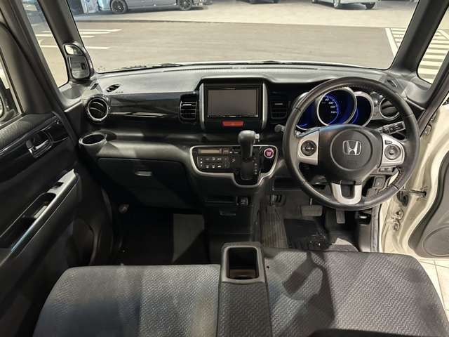 ブラック基調の内装。