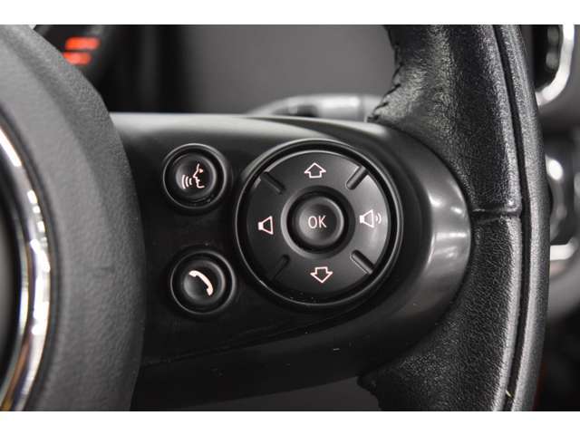 右側は音量調整やチャンネル切り替えや受話器としても使えます！