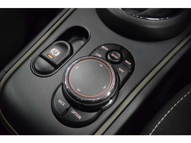 ダイアルを回してナビを操作できます。