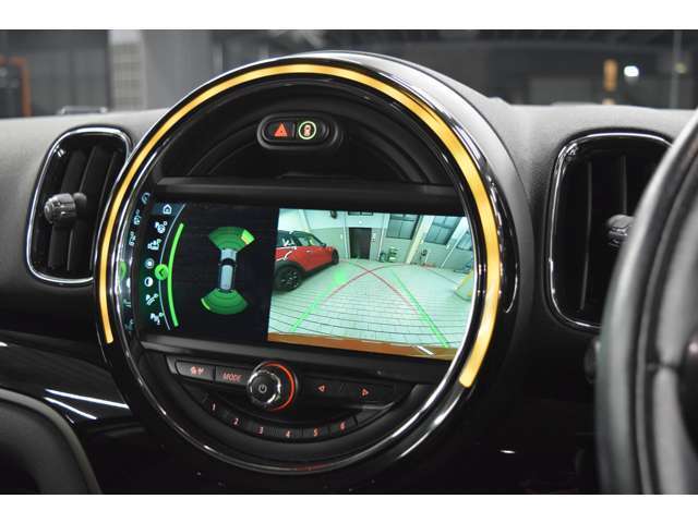 メーカーオプションのバックカメラ＆PDC（バックソナー）装備でバック走行時の後方確認がしやすいですね！