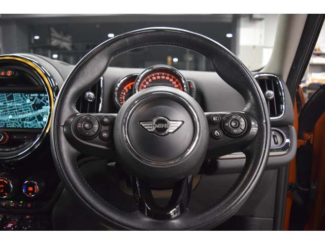 ハンドル：中央にはMINIのエンブレムが付いています。