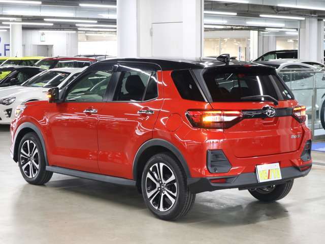 雨が降ってもゆったりと車選びができる全天候型立体展示場！エスカレーター完備！