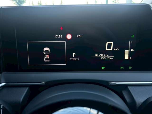 ☆雨が降ってても大丈夫☆今日は休みだ！車を見に行こう！と思っても雨が降ったりしてると困っちゃいますよね。当店は屋内でお車を見る事が出来ます。晴れの日も雨の日も、いつでも見に来てくださいね。
