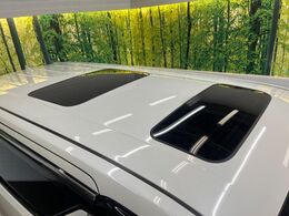 【サンルーフ】開放感たっぷりの希少装備、サンルーフが装着されています！車内に明かりを取り入れたり景色を楽しむ以外にも、車内の空気も簡単に換気できて快適です！