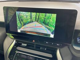 【バックカメラ】駐車時に後方がリアルタイム映像で確認できます。大型商業施設や立体駐車場での駐車時や、夜間のバック時に大活躍！運転スキルに関わらず、今や必須となった装備のひとつです！