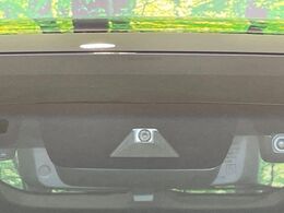 【トヨタセーフティセンス】走行中に前方の車両等を認識し、衝突しそうな時は警報とブレーキで衝突回避と被害軽減をアシスト。より安全にドライブをお楽しみいただけます。