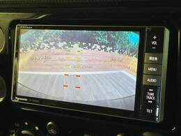 【バックカメラ】駐車時に後方がリアルタイム映像で確認できます。大型商業施設や立体駐車場での駐車時や、夜間のバック時に大活躍！運転スキルに関わらず、今や必須となった装備のひとつです！