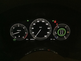 ”ドライバーを中心に一つ一つ丹念に磨き、力強さと上質さが融合した上質なデザインを採用しました！シンプルながらも落ち着いたメーターパネルは大人な雰囲気を演出します。”