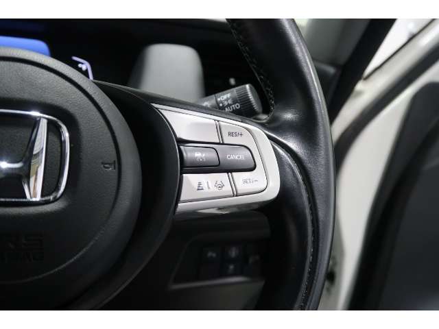 Hondaセンシングの機能のひとつ、アダプティブクルーズコントロール付！アクセルから足を離しても設定したスピードと前車との車間を保ち走行してくれます！車線維持もアシスト☆高速道路で疲労軽減ですね☆