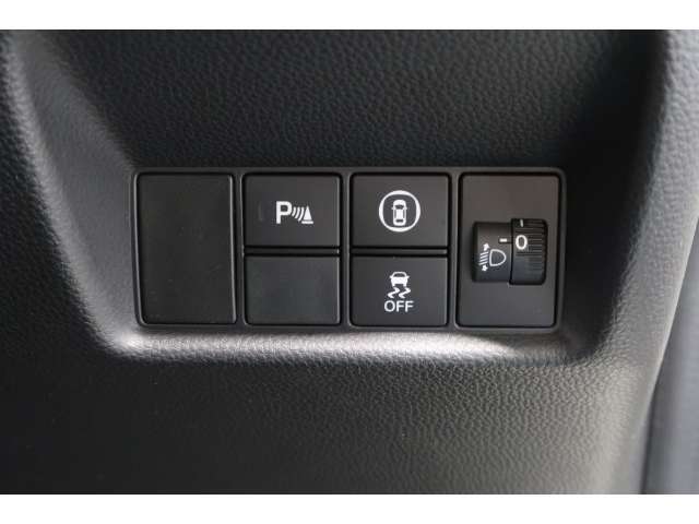 パーキングセンサーや横滑りを防ぐVSA等のスイッチ類は運転席の右側、手の届きやすい位置にあります。