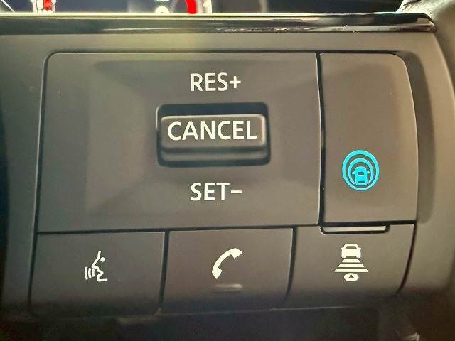 【アダプティブクルーズコントロール】高速走行時に前方のお車を追従してくれるので、長距離ドライブの疲労は大きく軽減されます。