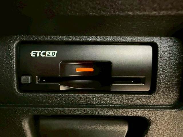 【ETC車載器】を装備しておりますので、ご納車直後からの遠距離ドライブも可能です。土日の利用料金の割引や、朝夕の通行料金を割引料金で高速道路をお楽しみいただけます。