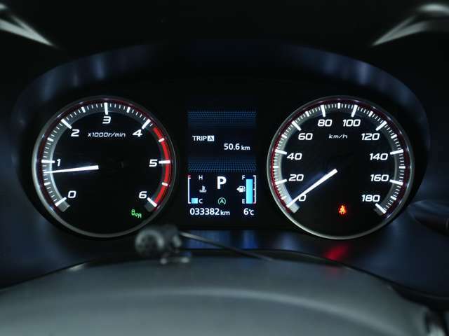 明るいスピードメーターは夜間でも見やすいです！中央のディスプレイには軽油の残量やシフトポジション、アイドリングストップ機能のオン/オフなどをカラーで表示します。