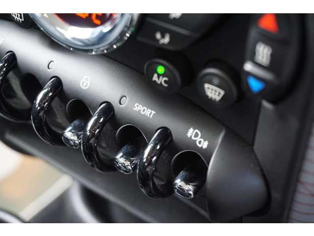 ★全天候型屋内展示場完備！雨天でも安心して車をご覧頂けます。名二環【植田IC】を降りて名古屋方面へ向かい10分の場所にあります。★電車＆バスをご利用の場合は、最寄りの駅まで送迎致します。