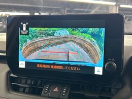 【バックカメラ】駐車時に後方がリアルタイム映像で確認できます。大型商業施設や立体駐車場での駐車時や、夜間のバック時に大活躍！運転スキルに関わらず、今や必須となった装備のひとつです！