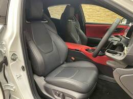 【レザーシート】ならではの高級感あふれる内装がこたわりのアイテム。見た目の高級感とより上質な座り心地をお楽しみください。