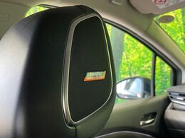 【BOSEサウンドシステム】メーカーオプションの高品位サウンドシステムを搭載。専用のチューニングが施された大小様々なスピーカーから良質なサウンドが奏でられ、臨場感あふれる音響空間を演出します。