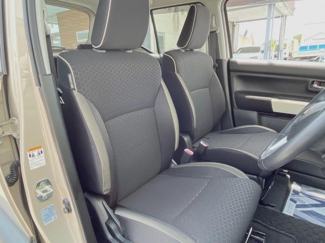 運転席まわりには十分なスペースがあり、大柄な方でもゆったり運転していただける環境です。