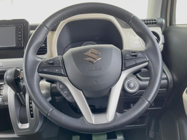 インテリアに合わせたデザインのステアリングは、運転される方のことも考え、運転しやすい形状、大きさです。是非一度、実際に触ってお確かめください。