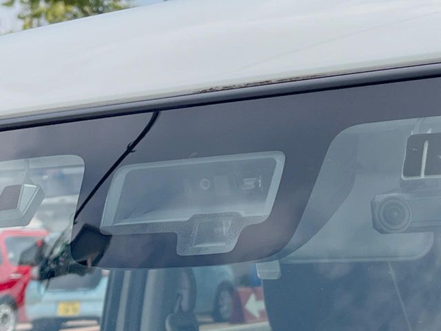【スズキ　セーフティサポート】走行中に前方の車両等を認識し、衝突しそうな時は警報とブレーキで衝突回避と被害軽減をアシスト。より安全にドライブをお楽しみいただけます。