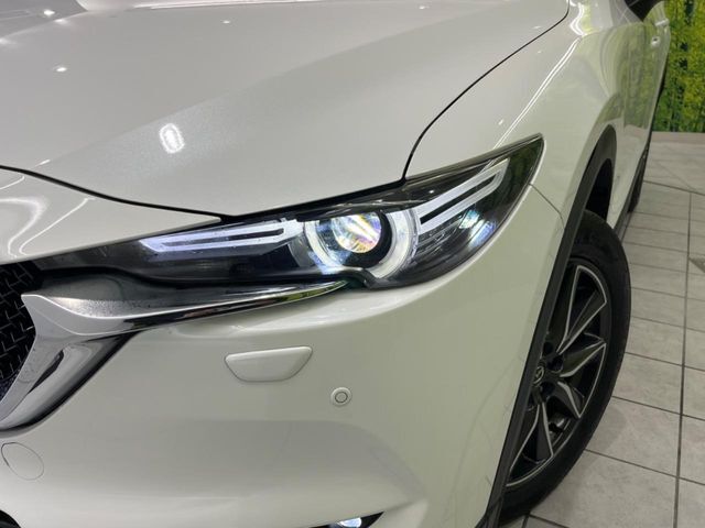 【LEDヘッドライト】悪天候や夜間走行時も良好な視界を確保し安心して運転できる高輝度LEDヘッドライトを装備！点灯速度が早く、消費電力も抑えられています。
