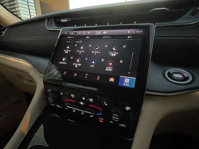 フルカラーディスプレイに最新世代の「Uconnect」を採用し、スマートフォンの各種機能を車載機器で操作できるようにする、Apple CarPlayやAndroid Autoに対応しております。