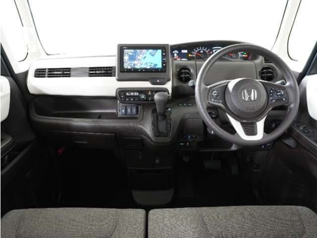 ◆視界広々で非常に運転しやすくロングドライブでも疲れを感じさせないすっきりとまとまったインパネ周りです。