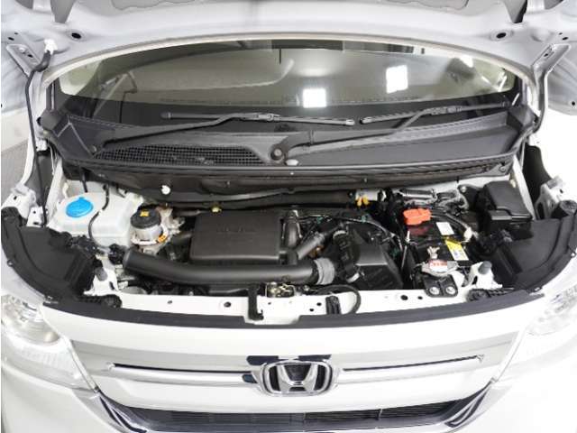 ◆エンジンルーム◆車の心臓部分のエンジンルームが汚いとトラブルの基になります。当店は専用の液剤を使って徹底的に綺麗にします。