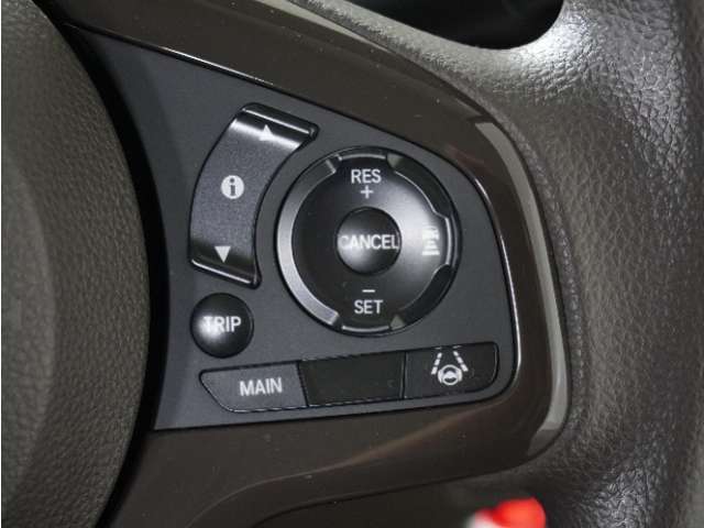 ◆アダプティブクルーズコントロール◆予め設定した車速内でクルマが自動的に加減速。前走車との適切な車間距離を維持しながら追従走行します。【LKAS】車線維持支援システムでステアリング操作を支援。