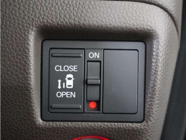 ◆片側電動スライドドア◆狭い駐車場でも乗り降りが楽々♪お子様が隣の車にドアを当ててしまう心配もございません！小さなお子様連れの方もこれで安心。