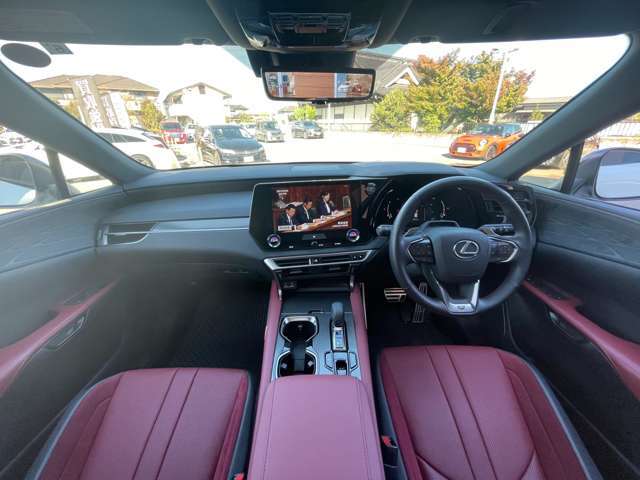 店内では300冊以上の選りすぐりの本たちが、落ち着いた雰囲気を演出致します。ゆったりと流れる時間の中、あなただけの大切な1台をお探しください。