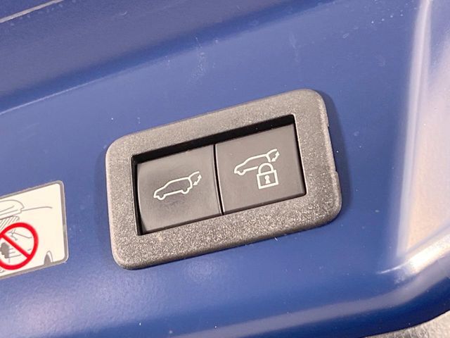 【パワーバックドア】スマートキーや運転席のボタンを押すだけでリアゲートが自動で開閉します！荷物を持っている時や、高い位置にあるバックドアを閉める際に便利な機能です♪