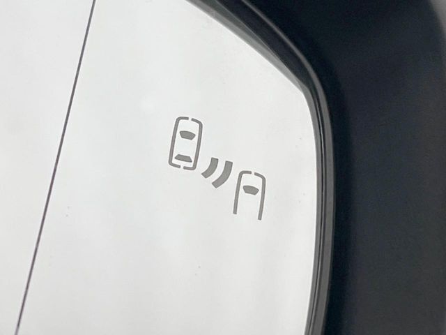 【ブラインドスポットモニター】走行中、ドアミラーの死角になりやすい箇所に後続車が接近するとサイドミラーのレンズに警告を表示！ドライバーに注意喚起をしてくれます。